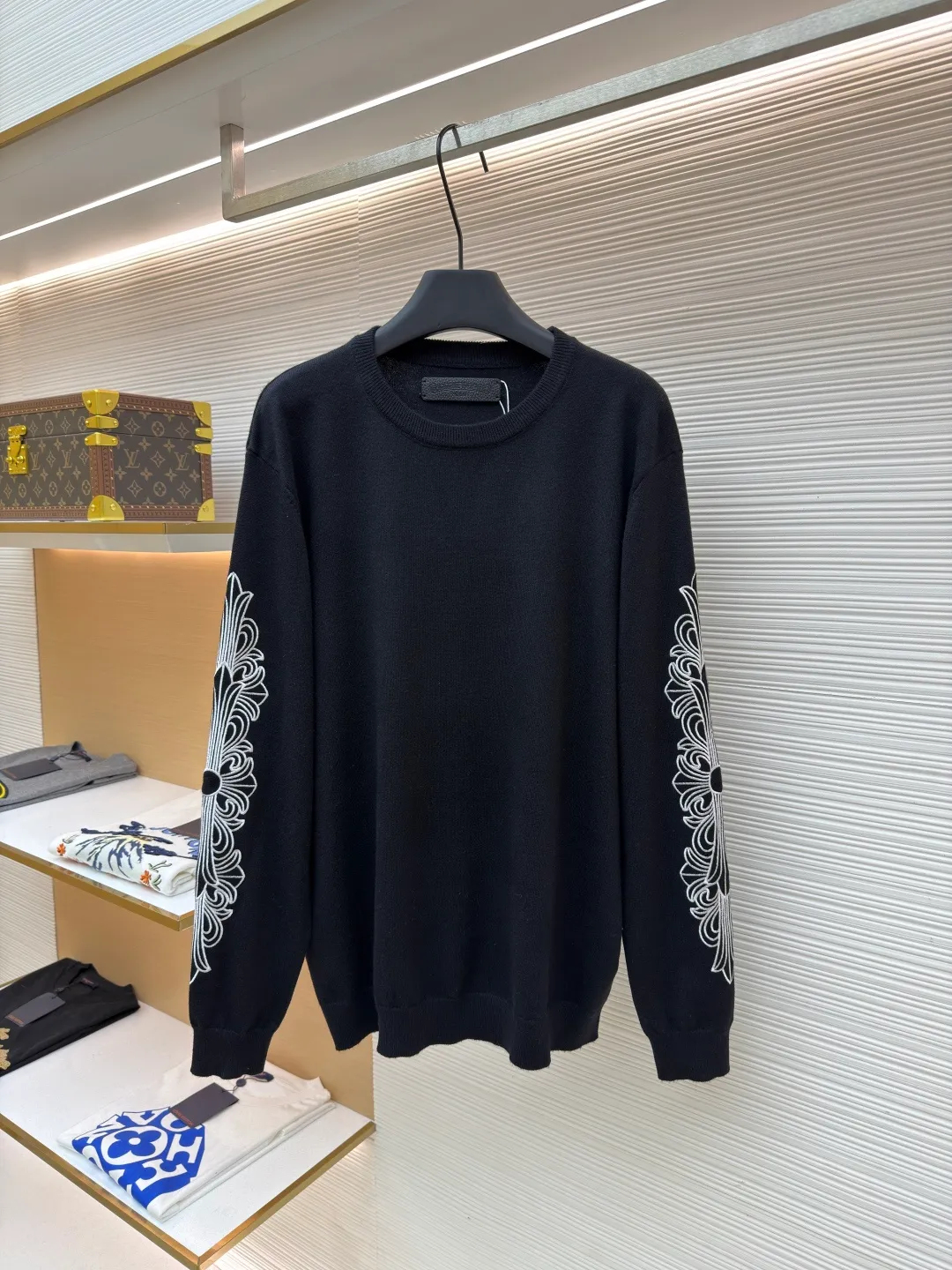 Chrome Hearts scroll embroidered sweater ●Item number: 1682476-A85 ●Fabric: wool fabric ●Technology: embroidery production ●Color: black ●Version: loose fit ●Weight: about 475 grams ●Size: S-M-L-XL ●Description: Select high-quality wool and cashmere raw materials, blended according to a certain proportion. Wool provides warmth and durability, while cashmere gives clothing a soft, delicate feel. The combination of the two makes the fabric both comfortable and practical. Different from market products, our sweaters feel softer and waxier. We use the shrinking characteristics of cashmere fiber to shrink the sweaters. Ironing knitted sweaters to make them smoother and crisper while maintaining style characteristics. The ironing process requires precise control of temperature and pressure to prevent clothing from deforming or being damaged. The overall wiring is straight and delicate, the fabric is comfortable and soft, and the color is consistent without color difference. It can be matched with the same style to create a fashionable look and control various occasions. Customized accessories, complete with three standards, same style for men and women!